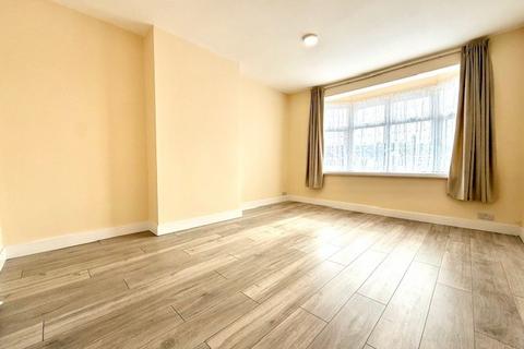 3 bedroom apartment to rent, Eastern Avenue, Ilford, IG4