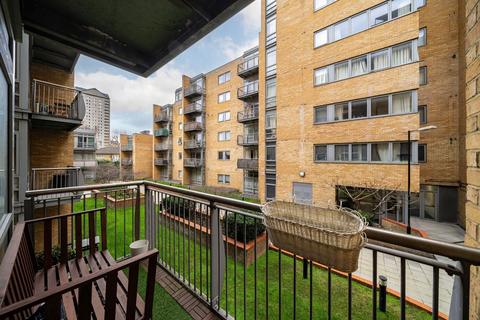 2 bedroom flat for sale, Cassilis Road, London E14