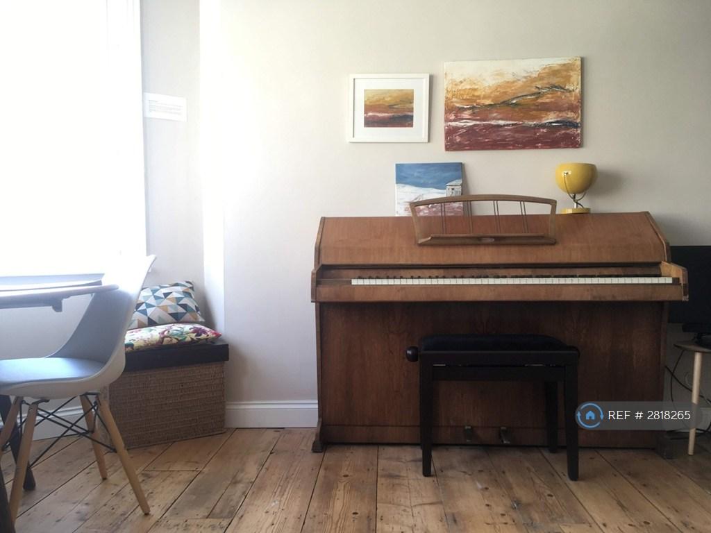 Lounge And Piano