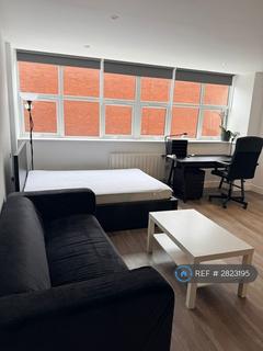 Studio to rent, High Street, Edgware, HA8