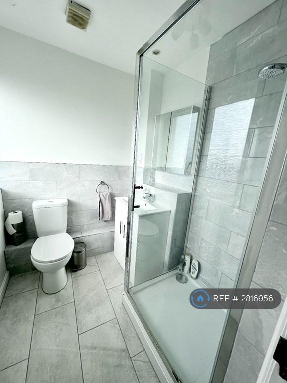 Master En-Suite Bathroom