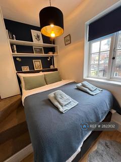 Studio to rent, St Andrews Court, London, W14