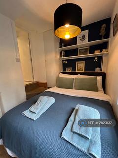 Studio to rent, St Andrews Court, London, W14