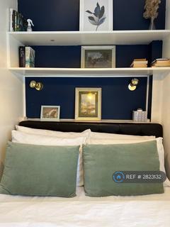 Studio to rent, St Andrews Court, London, W14