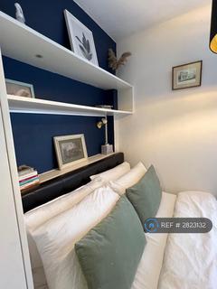 Studio to rent, St Andrews Court, London, W14