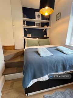 Studio to rent, St Andrews Court, London, W14