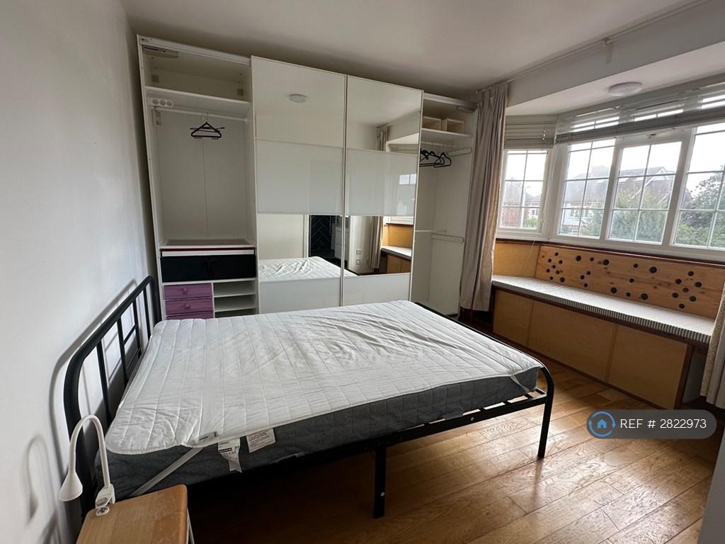 Ensuite Bedroom With Bed / 2 Dbwardrobes &amp;Bench