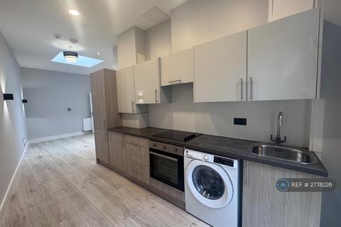 2 bedroom flat to rent, Western Road, Romford, RM1