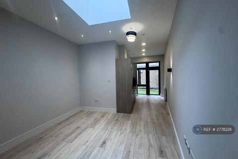 2 bedroom flat to rent, Western Road, Romford, RM1