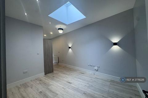 2 bedroom flat to rent, Western Road, Romford, RM1