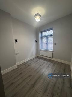 2 bedroom flat to rent, Western Road, Romford, RM1