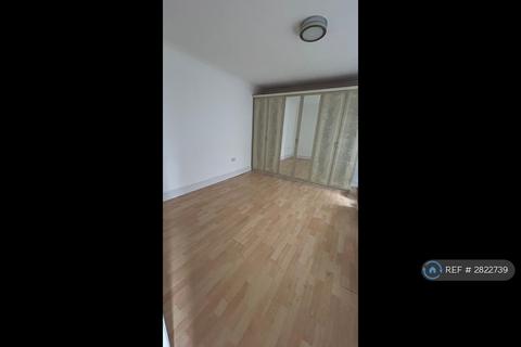 5 bedroom semi-detached house to rent, Locarno Road, Greenford, UB6
