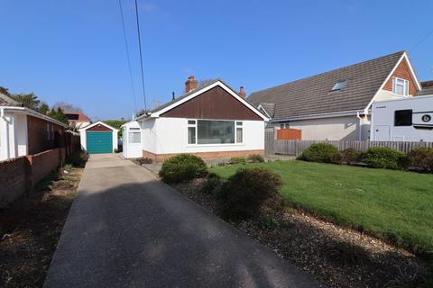 3 bedroom bungalow for sale - Avenue Road, Walkford