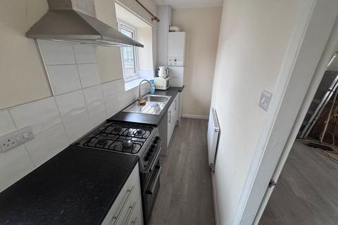 2 bedroom terraced house to rent, Leeds Road, Huddersfield