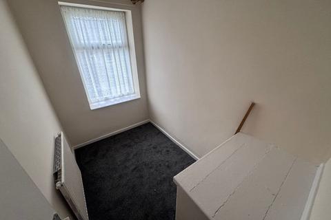 2 bedroom terraced house to rent, Leeds Road, Huddersfield