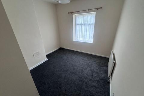 2 bedroom terraced house to rent, Leeds Road, Huddersfield