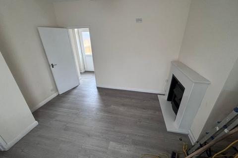 2 bedroom terraced house to rent, Leeds Road, Huddersfield