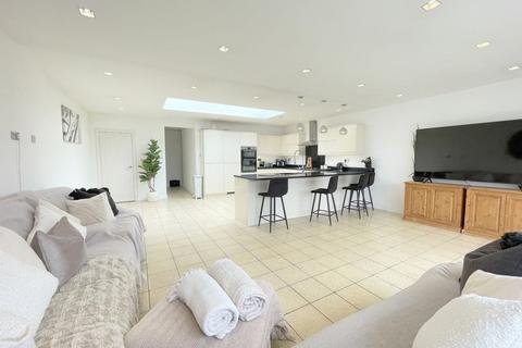 5 bedroom chalet for sale, Harwich Road, Little Clacton, CO16 9NE