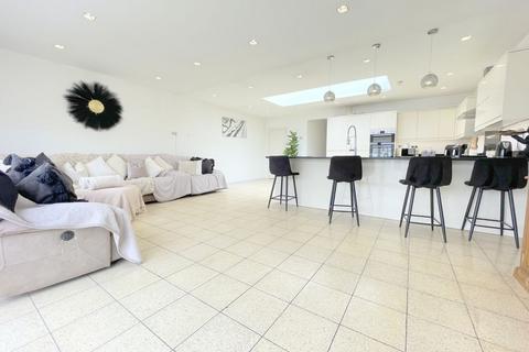 5 bedroom chalet for sale, Harwich Road, Little Clacton, CO16 9NE