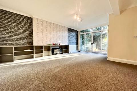 3 bedroom semi-detached house to rent, Kingtree Avenue, Cottingham, East Riding of Yorkshire, HU16