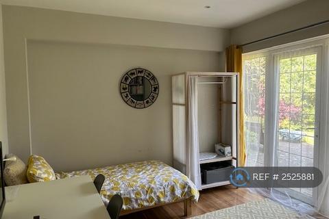 1 bedroom in a house share to rent, Cheam, Cheam, Sutton, SM2
