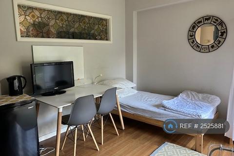 1 bedroom in a house share to rent, Cheam, Cheam, Sutton, SM2