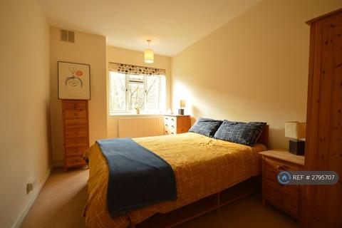 1 bedroom flat to rent, Newtown Court, London, SW11