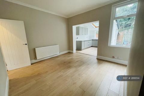 2 bedroom end of terrace house to rent, Blantyre St, Manchester, M30