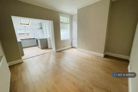 2 bedroom end of terrace house to rent, Blantyre St, Manchester, M30