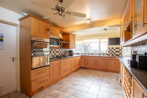 4 bedroom detached house for sale, Balmoral Avenue, Banbury, OX16