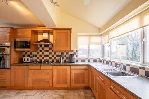 4 bedroom detached house for sale, Balmoral Avenue, Banbury, OX16