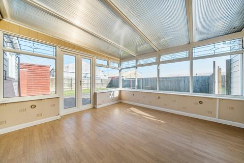 4 bedroom bungalow to rent, Harden Road, Lydd, Romney Marsh, Kent, TN29