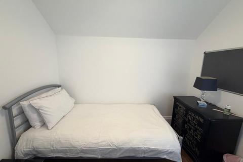 1 bedroom in a house share to rent, Room 4