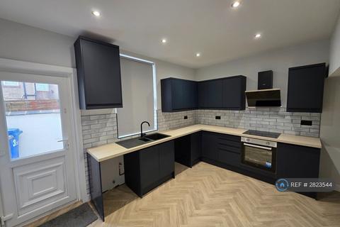3 bedroom terraced house to rent, Morris Street, Tyldesley, Manchester, M29