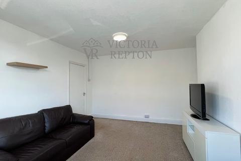 4 bedroom terraced house to rent, Ninth Avenue, Bristol