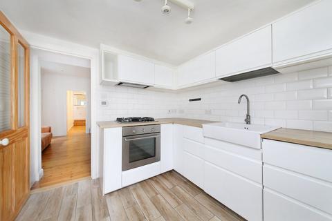 2 bedroom flat to rent, Garratt Terrace, London SW17