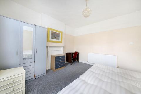 4 bedroom terraced house to rent, Hebdon Road, London SW17