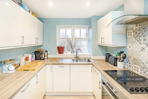 2 bedroom flat to rent, Lisle Close, London, SW17