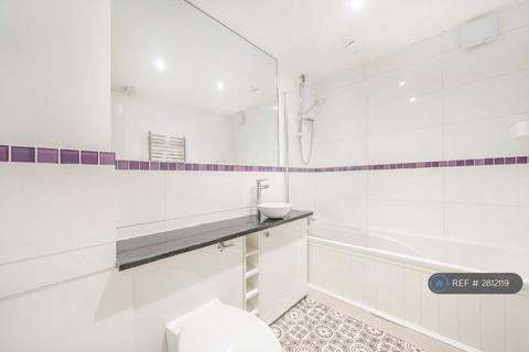 2 bedroom flat to rent, Lisle Close, London, SW17
