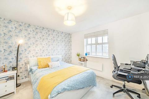 2 bedroom flat to rent, Lisle Close, London, SW17