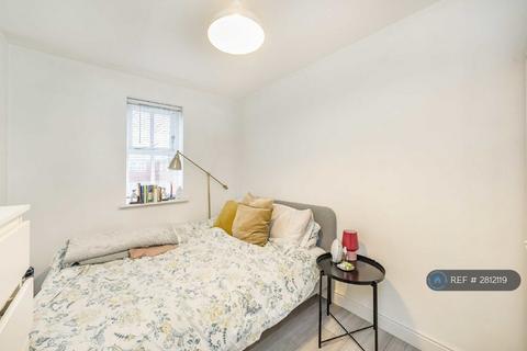2 bedroom flat to rent, Lisle Close, London, SW17