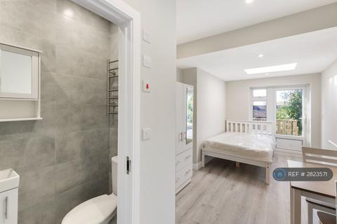 Studio to rent, Greenford, Greenford, UB6