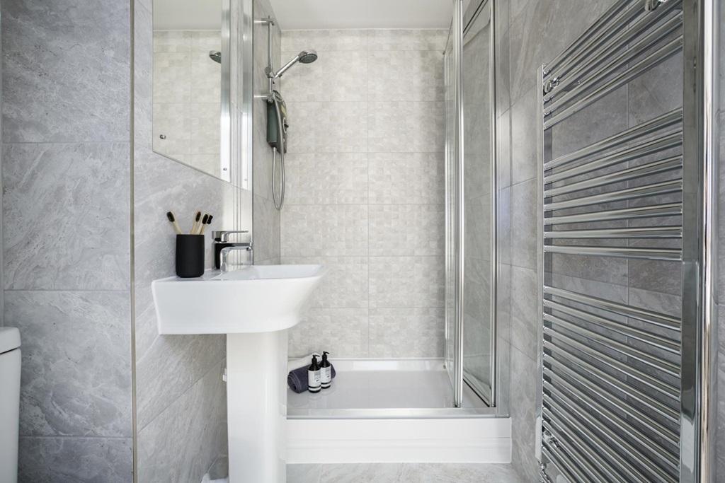 En-suite shower room away from the family