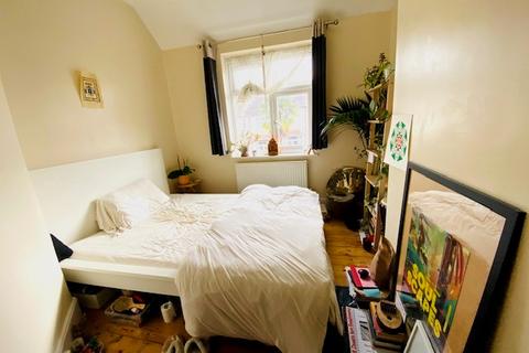 3 bedroom house to rent, Holmesley Road, London SE23