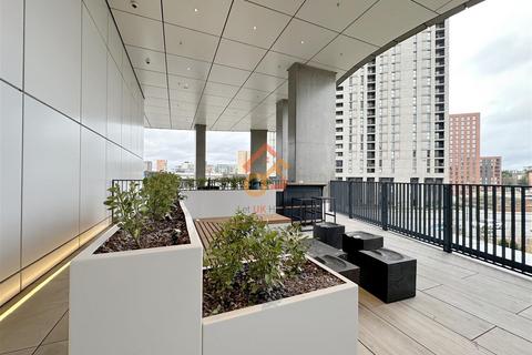 2 bedroom flat to rent, Vista River Tower, 1 Trinity Way, Manchester M3