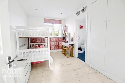 4 bedroom detached house for sale, Greenway, Harold Park