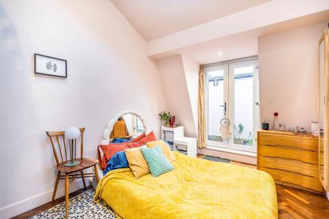 2 bedroom maisonette for sale, Cadogan Terrace, London E9