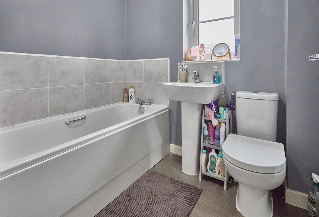 Family bathroom to side