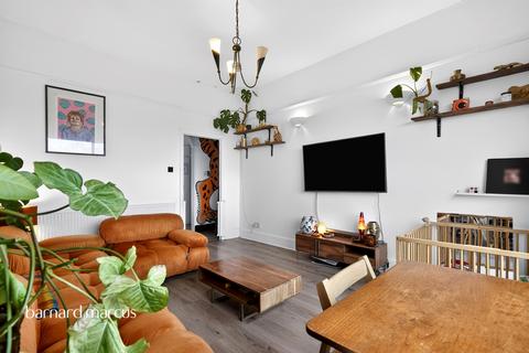 1 bedroom flat for sale, Wakemans Hill Avenue, London