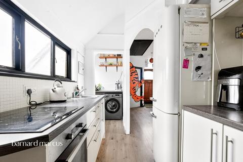 1 bedroom flat for sale, Wakemans Hill Avenue, London